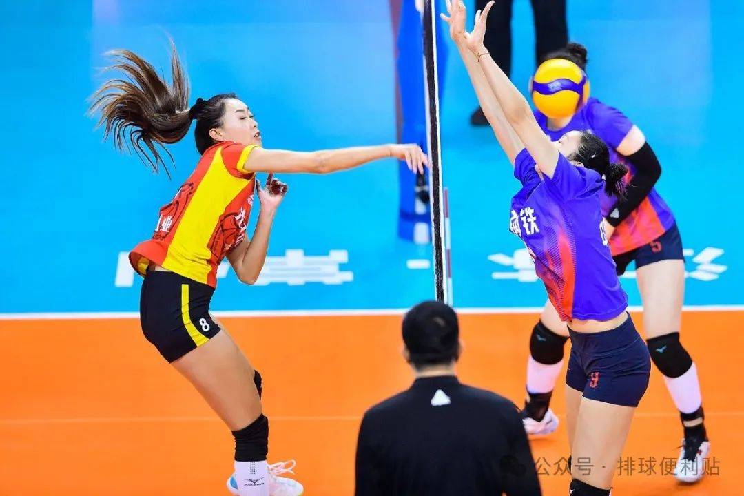 排球巡回赛上演强强对话,中原犀牛队淘汰对手云贵飞鹰队,战术调整见效;冲刺阶段不容有失(2024排球联赛直播回放中国与美国对比) 排球巡回赛上演强强对话,中原犀牛队淘汰对手云贵飞鹰队,战术调整见效;冲刺阶段不容有失(2024排球联赛直播回放中国与美国对比)