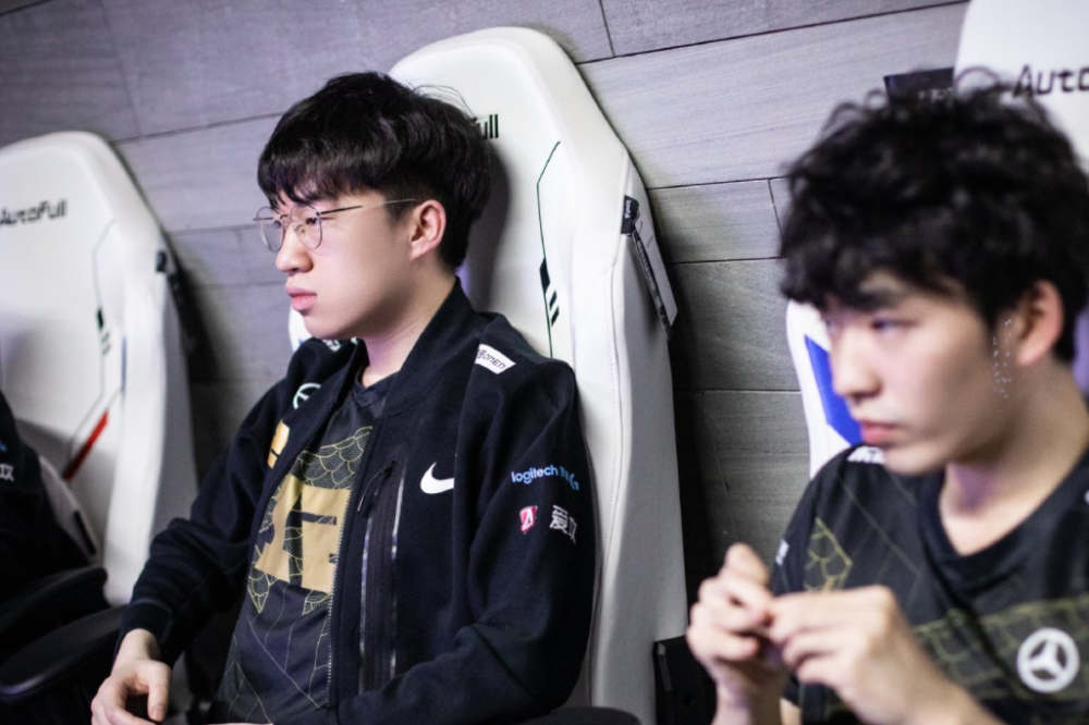 爱游戏- 巴塞罗那队教练 