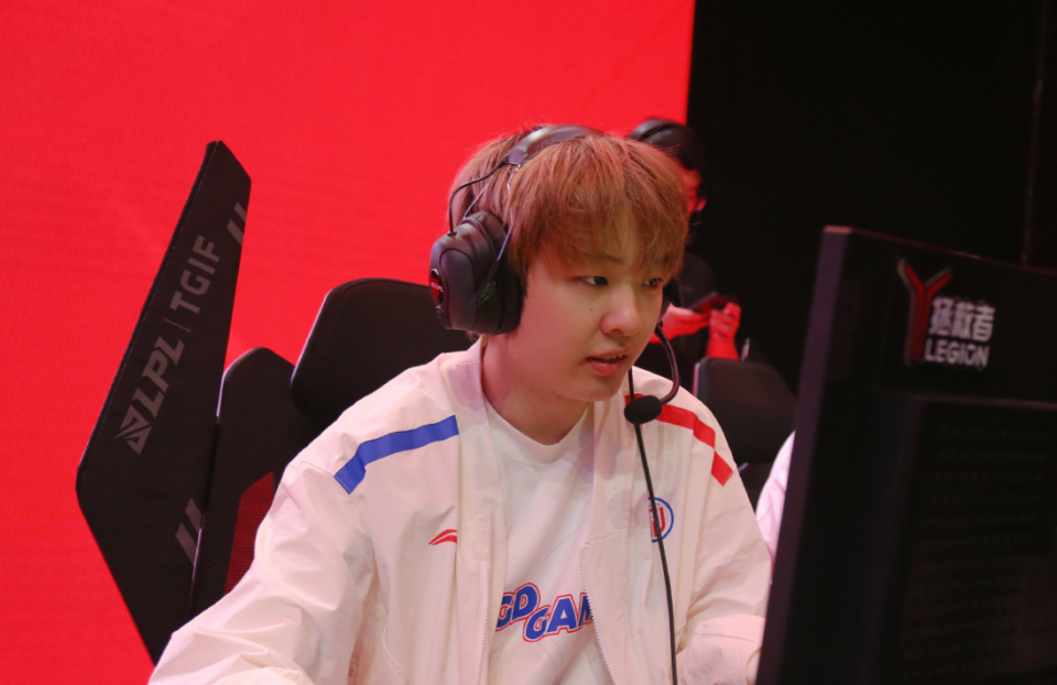 AYX-Rookie连续十五场比赛得分超过高光表现，TL挑战极限！的简单介绍