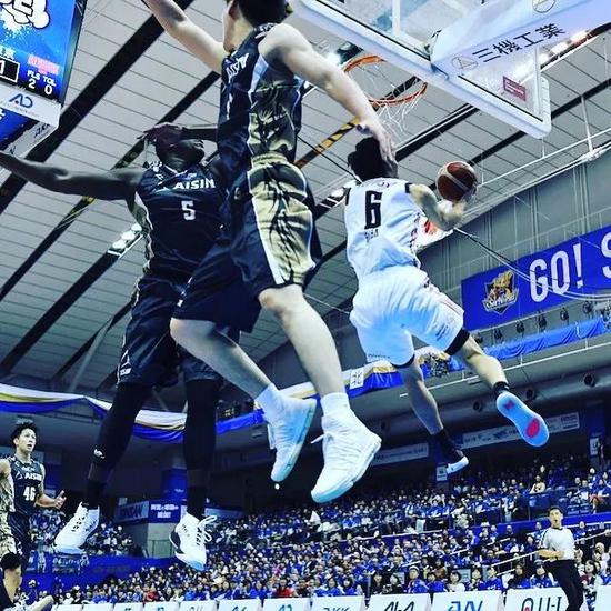 詹姆斯在日本队比赛中败北,连败引发热议的是谁 詹姆斯在日本队比赛中败北,连败引发热议的是谁