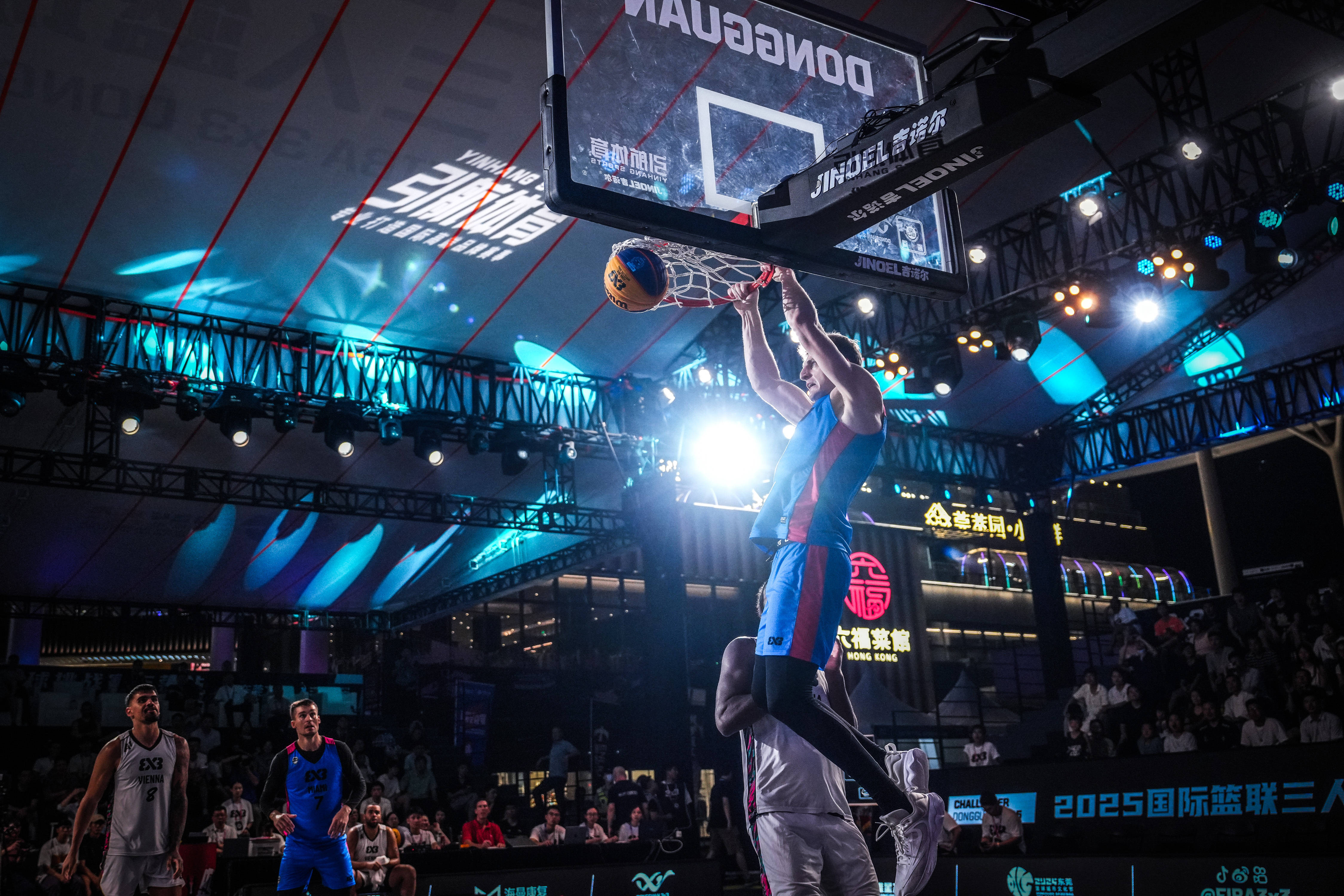 关于浓眉哥在老鹰比赛中赛况扑朔迷离，战术调整引发热议！的信息